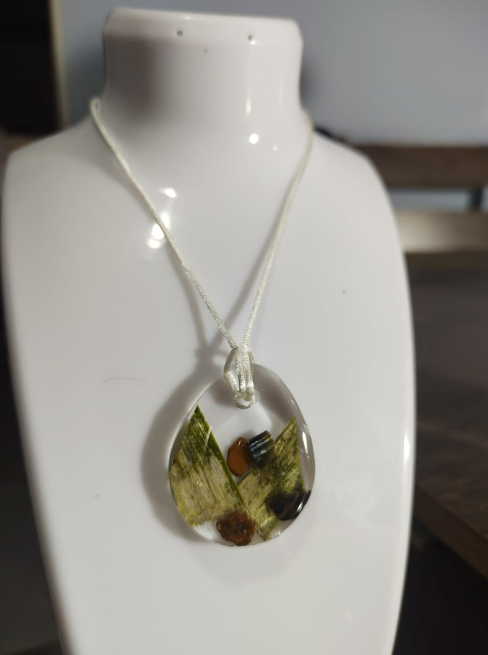 Pingente em gota transparente com folhas verdes e pedras naturais